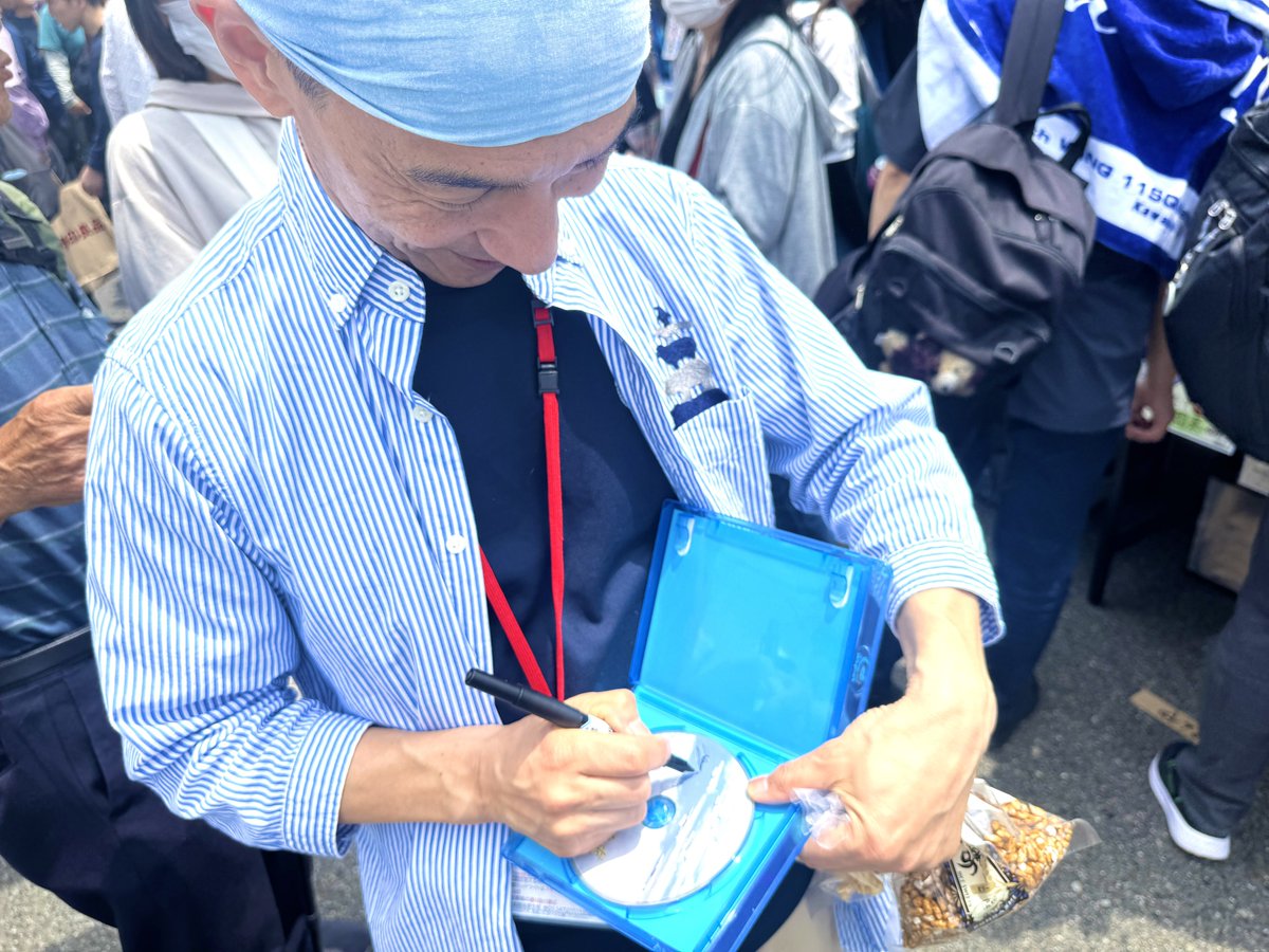 kakao302's tweet photo. 2026年５月24日の美保基地航空祭で、元ブルーインパルス１番機の春山さんが出店されると聞き、会いに行って来ました😆💕
当時と変わらぬ神対応で、念願のサイン✍️や写真も撮っていただき大興奮でした💕
「ぽん屋」さんのお菓子もGET👍
ありがとうございました🙏
https://t.co/Awbp4OXbdk
#ぽん屋 https://t.co/KslGNaemuT