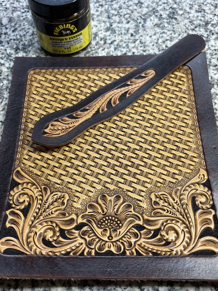 artisan_seiya's tweet photo. Dyeing and antique finishing are complete. Like the carving, it now has an aged look.

#wallet https://t.co/L3lL8NZFYa