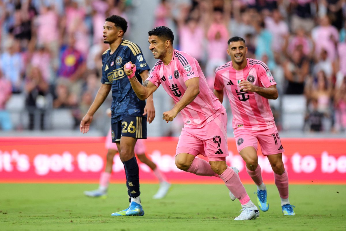 ElEspectadorUy's tweet photo. ⚽️ TRIPLETE DE LUIS SUÁREZ EN LA GOLEADA DEL INTER DE MIAMI 

El salteño anotó tres tantos en la victoria de su equipo 6-4 ante Philadelphia Union, que tuvo un gol de Bruno Damiani

El 9 convirtió a los 30’, 44’ y 81’ para colaborar en la cuarta victoria consecutiva de su club que es el único escolta de la Conferencia Este.