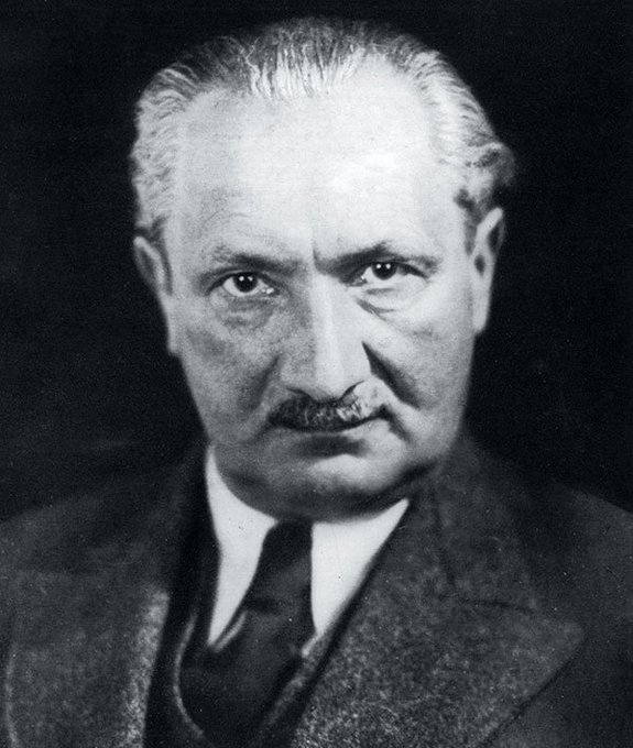 Antonio79B's tweet photo. "L’essenza della verità è la libertà. [...] La libertà è l’essenza della verità intesa come svelamento dell’ente".

Oggi nel 1976 moriva il filosofo #MartinHeidegger.

@adelphiedizioni.

#26maggio. https://t.co/feRFfbiitE