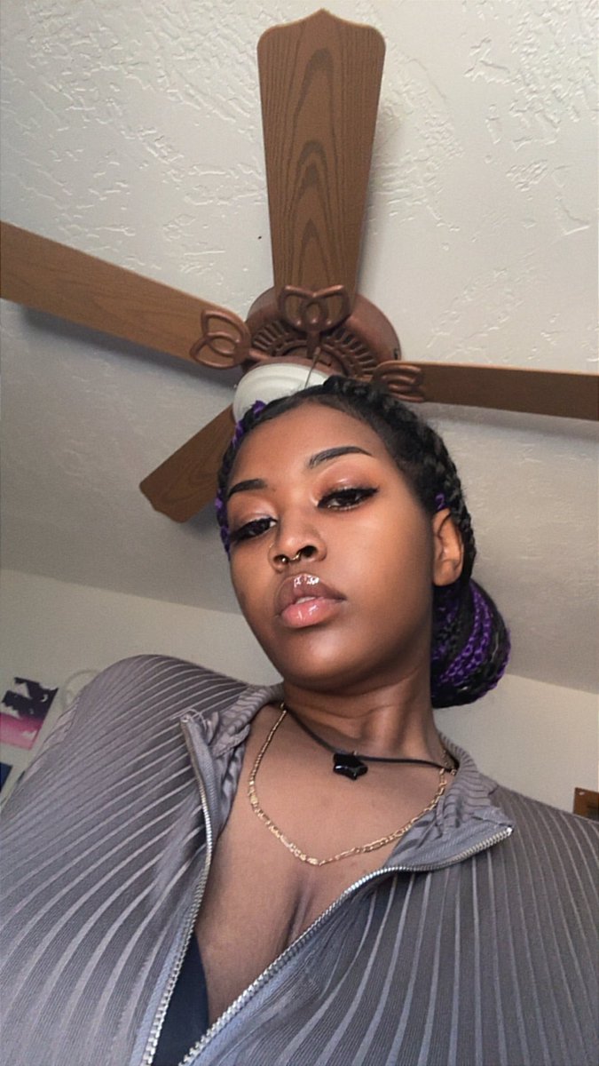EarthToSpacey's tweet photo. focus on me 👽 https://t.co/BaS17GwRHt