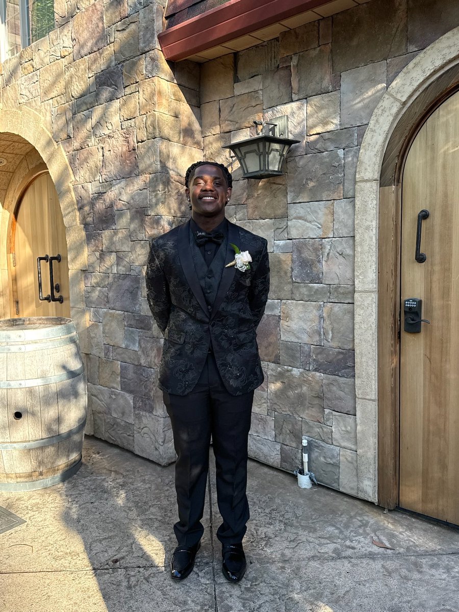 Jordan24Woods's tweet photo. Prom night. Switched up the uniform for a night ✨🏈 https://t.co/9MudLvWTDX