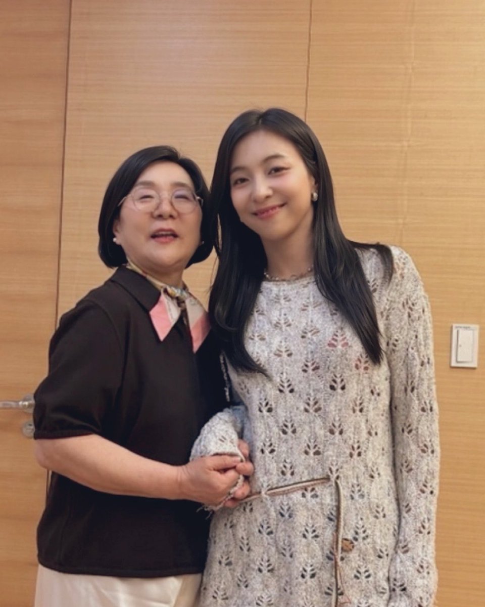 Luna__0812's tweet photo. 늘 내 손을 잡아주고
언제나 내 편이 되어주는 엄마가 있어서 
나는 참 든든해! 고맙고 사랑해❤️
우리 앞으로도 건강하게, 행복하게 함께하자!

#루나 #Luna #fx #엄마를부탁해 #MBC #우리건강하자 #건강이최고 #엄마사랑해 #가족 #행복하자 https://t.co/cR84Jt18gt
