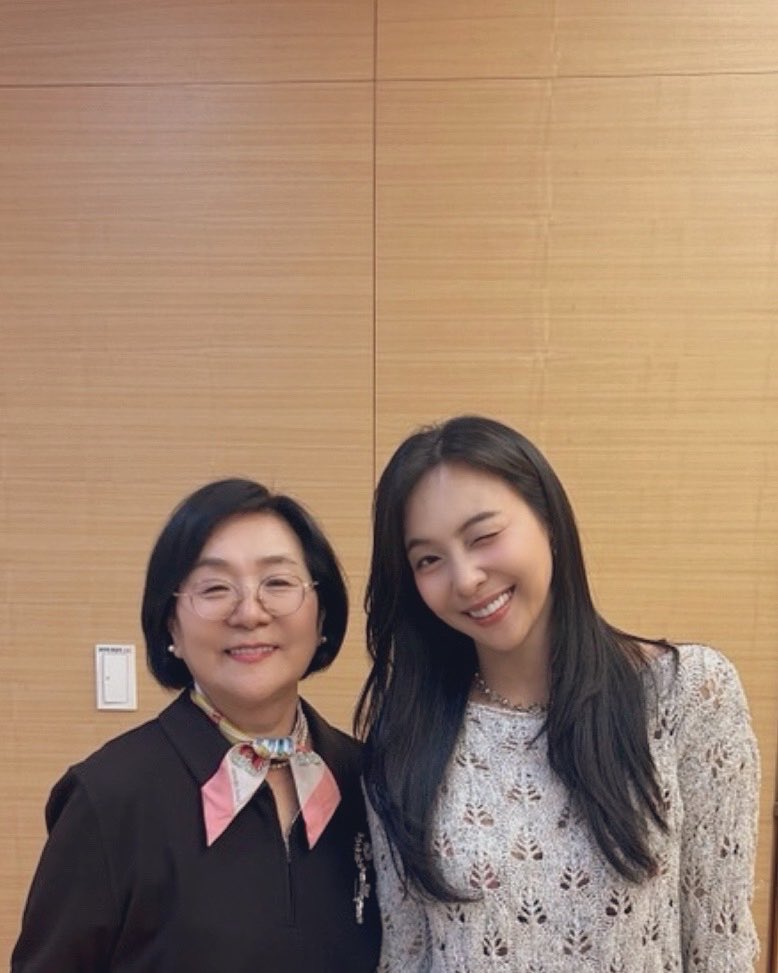 Luna__0812's tweet photo. 늘 내 손을 잡아주고
언제나 내 편이 되어주는 엄마가 있어서 
나는 참 든든해! 고맙고 사랑해❤️
우리 앞으로도 건강하게, 행복하게 함께하자!

#루나 #Luna #fx #엄마를부탁해 #MBC #우리건강하자 #건강이최고 #엄마사랑해 #가족 #행복하자 https://t.co/cR84Jt18gt