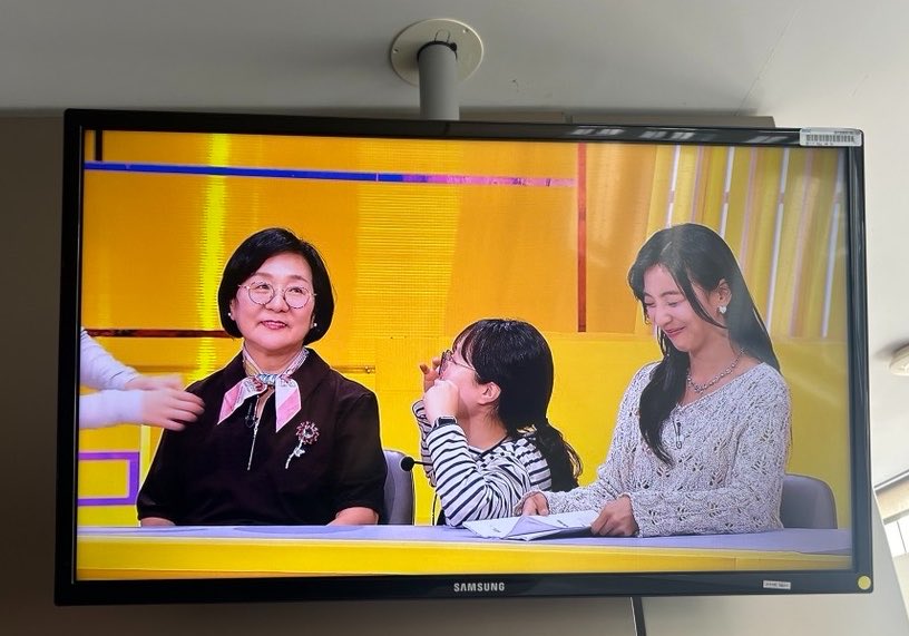 Luna__0812's tweet photo. 늘 내 손을 잡아주고
언제나 내 편이 되어주는 엄마가 있어서 
나는 참 든든해! 고맙고 사랑해❤️
우리 앞으로도 건강하게, 행복하게 함께하자!

#루나 #Luna #fx #엄마를부탁해 #MBC #우리건강하자 #건강이최고 #엄마사랑해 #가족 #행복하자 https://t.co/cR84Jt18gt