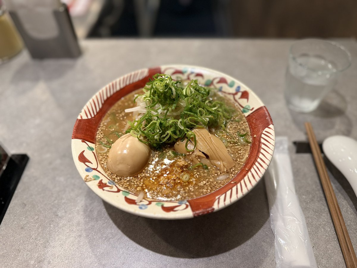 showmicat's tweet photo. 少し前にべんてん屋 味玉うま味噌ラーメン🍜味が薄いな？と思ったらよく混ぜってなかった🌀最後卓上のおろしにんにく入れたら美味しかった☺️ https://t.co/AoNrwLbPX6
