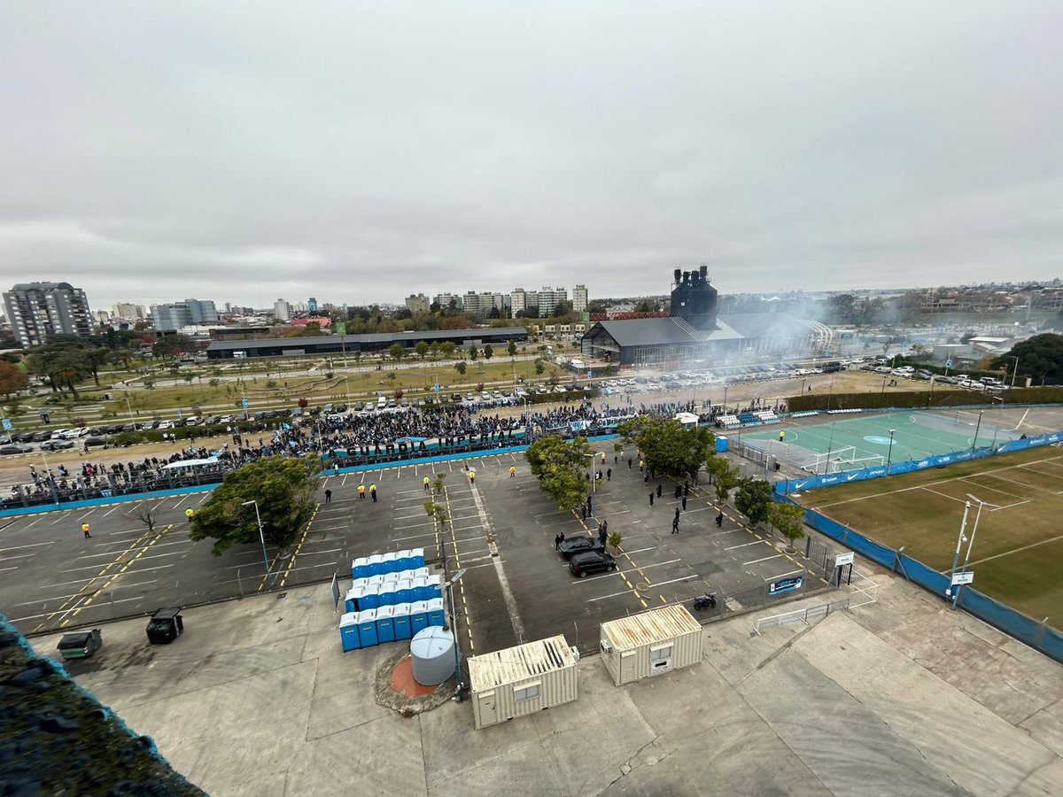 PredioRacing's tweet photo. @RacingRadioClub que gente? Se exponen solitos ustedes! https://t.co/ozYzTwS4SZ