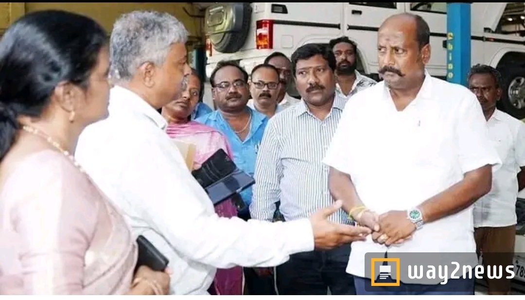 Thanigaronald's tweet photo. 🚨வாகன உரிமையாளர்கள் மகிழ்ச்சி

போக்குவரத்து துறை அமைச்சர் தமிழன் பார்த்திபன் அண்ணா அதிரடி அறிவிப்பு 🔥

கனரக வாகனங்களின் லோகேஷனை கண்டறிய உதவும் கருவிகளை எந்த நிறுவனத்திடம் இருந்தும் வாங்கிக் கொள்ளலாம் என அமைச்சர் விஜய் தமிழன் பார்த்திபன் அறிவித்துள்ளார். இந்த உத்தரவால் VLTD செலவு தொகை₹5,000 - ₹10,000 வரை குறைந்ததால், வாகன உரிமையாளர்கள் மகிழ்ச்சி அடைந்துள்ளனர். திமுக ஆட்சியில் குறிப்பிட்ட 4 நிறுவனங்களிடம் மட்டுமே VLTD கருவியை வாங்க வேண்டும் என்று அதிகாரிகள் நிர்பந்திப்பதாக கூறப்பட்டது.
#TVKVijay‌ #தமிழகவெற்றிக்கழகம்‌