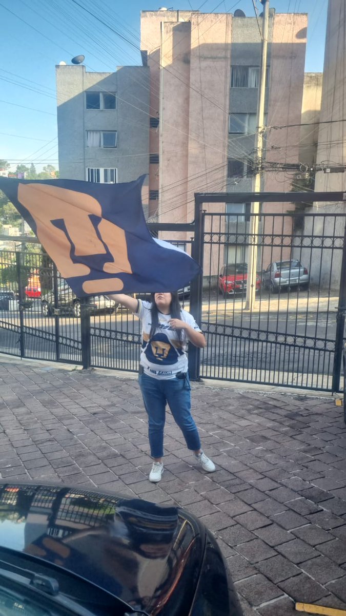 AlbertooJh's tweet photo. Mi hermana disfrutando de nuestros pumas
#FinalBotanera https://t.co/Ia45T5lRPD