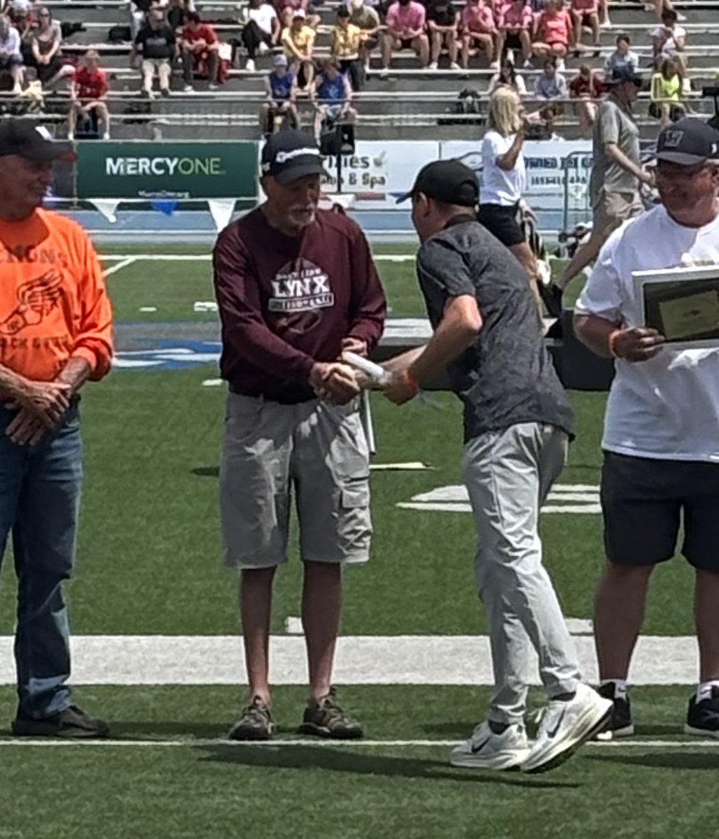 NorthLinnLynx's tweet photo. Congrats to Coach Bob Mudd who was recognized at the state track meet by the Iowa Association of Track Coaches for 50 years of service to the sport and student athletes. Congrats Coach Mudd for all you have done and continue to do for North Linn!
#GrowingGreatness https://t.co/zXFInLXCNW