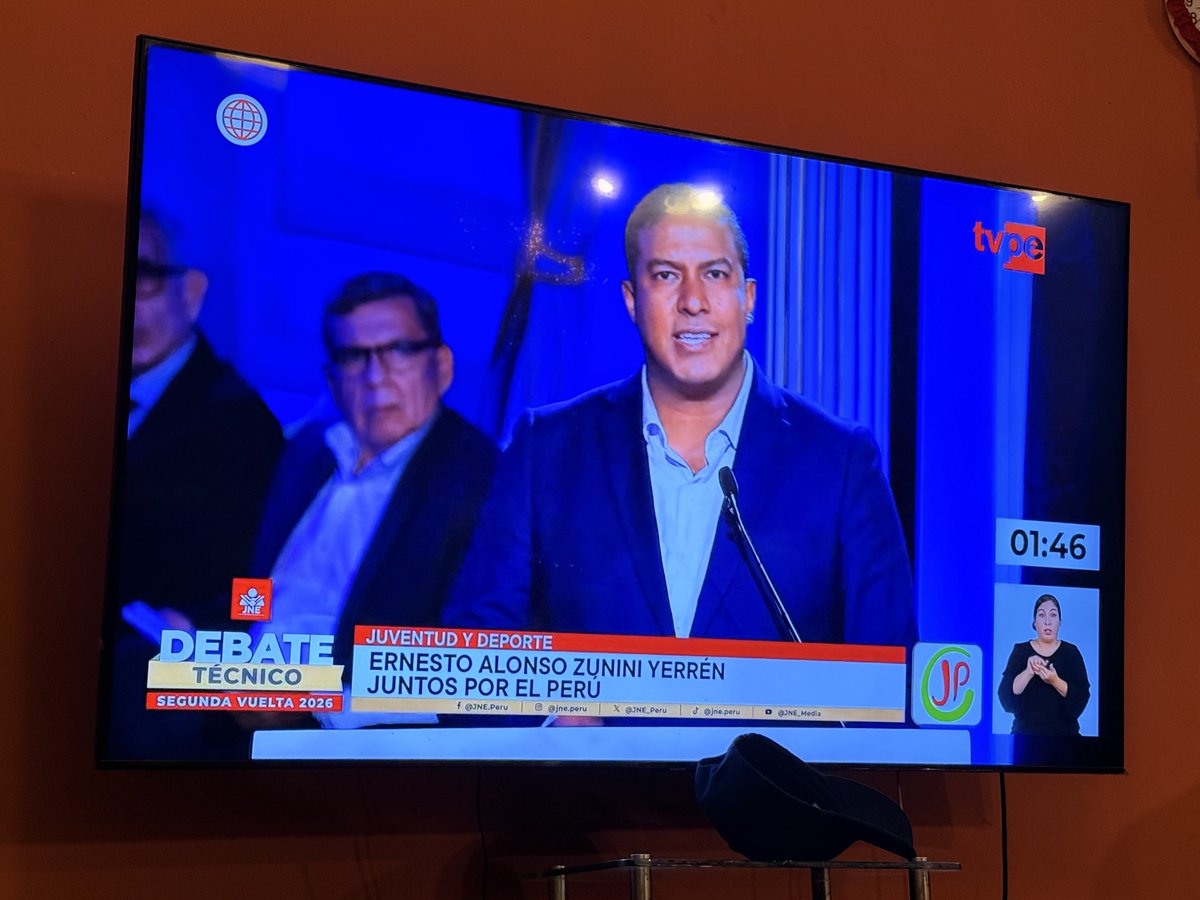 laos159's tweet photo. 6k soles para cada graduado jaja estos de JP ya no saben que decir para conseguir votos, lo peor es que la gente le cree 🥴 #DebateTécnico https://t.co/EN44JWZiGN