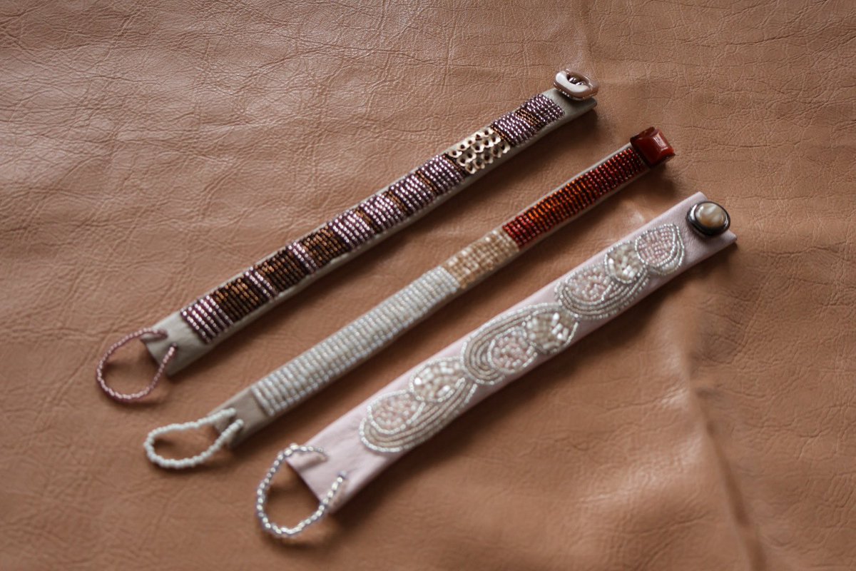 cucuru5555's tweet photo. 革ビーズ刺繍ブレスレット🪡
ひとまず撮影してみました

#ハンドメイドアクセサリー 
#ビーズ刺繍 https://t.co/4rPa3l6xvv