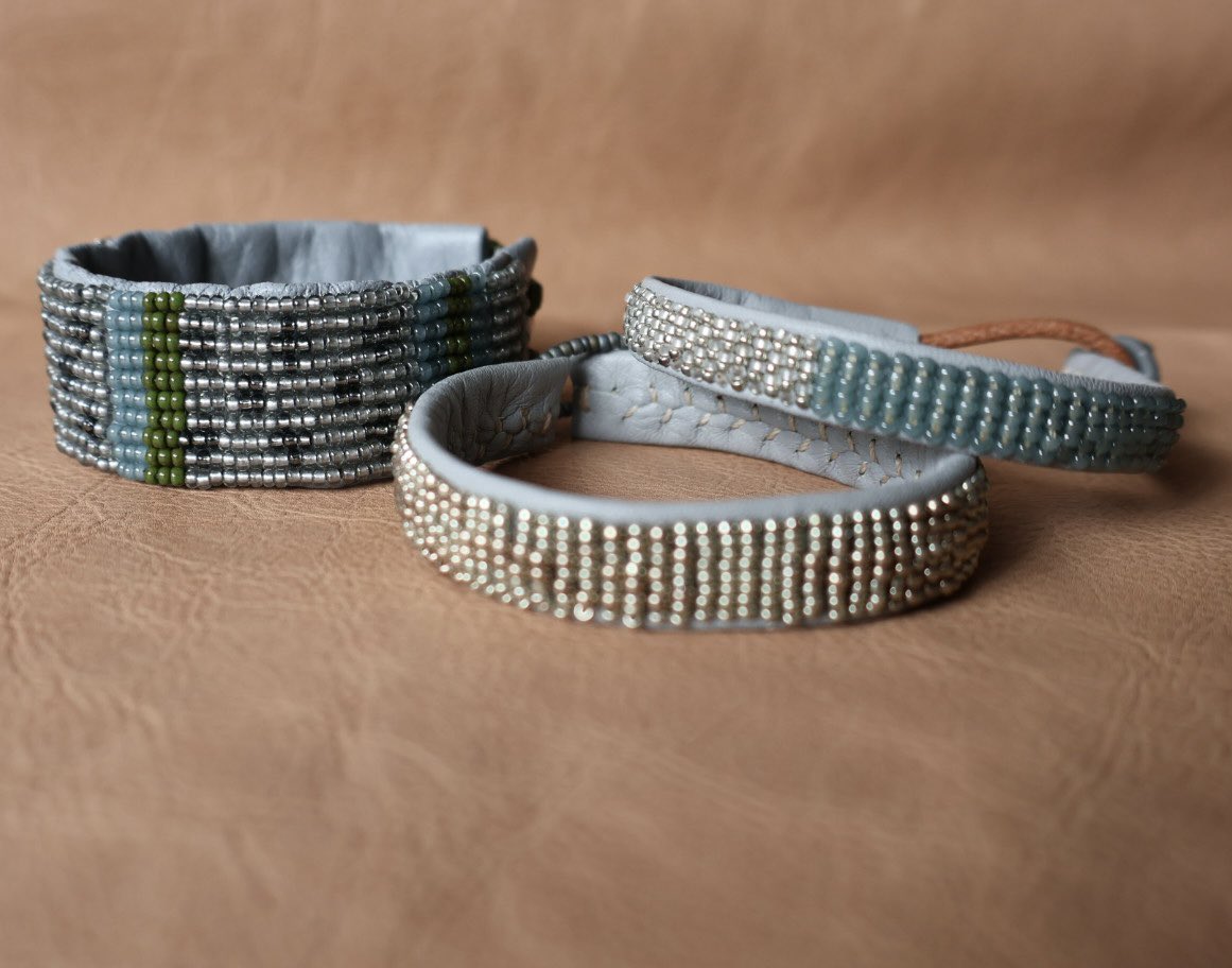cucuru5555's tweet photo. 革ビーズ刺繍ブレスレット🪡
ひとまず撮影してみました

#ハンドメイドアクセサリー 
#ビーズ刺繍 https://t.co/4rPa3l6xvv