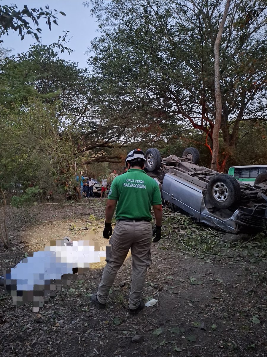 EnLaMiraNoti_SV's tweet photo. #AlertaSV| El conductor de un vehículo falleció tras volcar en el cantón La Puerta, caserío San Juan Valle, en el departamento de San Miguel.
Personal de Cruz Verde acudió al lugar de la emergencia; sin embargo, al llegar, la víctima ya no presentaba signos vitales. https://t.co/of81HVY9Yh