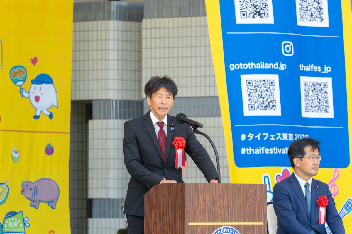rtetokyo's tweet photo. 2026年5月9日、東京都���々木公園で「第26回タイフェスティバル東京」の開会式が行われ、シーハサック・プアンケートケーオ タイ王国副首相兼外務大臣が開会の挨拶を行いました。ウィッチュ・ウェチャーチーワ大使は歓迎の挨拶を述べ、日本政府を代表して島田智明 外務大臣政務官が挨拶を行いました。また、二木啓文 厚生労働副大臣を始め、外交団、日本の官民の代表者、タイフェスティバルに参加するタイ側関係団体の幹部職員、各県のタイ友好協会、Friend of Thailandの方々、メディア、インフルエンサーなど約250名が出席しました。

大使館は日本の民間企業と協力し、2026年5月9-10日に第26回タイフェスティバル東京を開催しました。「Creative Life and Creative Heartbeat」というテーマのもと、タイ人の能力���知恵、創造的な力を伝えると共に、タイの芸術と文化を紹介し、経済的付加価値を創出、日本におけるタイのビジネス機会を拡大することを目的としています。大使館ブースではシリキット王太后陛下を称え、タイ衣装（チュッタイ）をユネスコの無形文化遺産へ登録申請していることを広報するため「チュッタイ：タイ衣装に宿る英知と伝統、その実践」と題する展示を行いました。さらに大使館は、Creative Economy Agencyと協力してクリエイティブ経済の事業者を招聘、またタイ地域開発局と協力してタイの「一村一品（OTOP）」プロジェクトの事業者を招聘して、会場で製品の展示販売を行いました。

今年のタイフェスティバル東京には2日間で28万人以上が来場し、タイ国政府観光庁や農民市場公社といったタイ政府関係機関、及び民間企業など100以上の事業者が参加し、タイの料理、飲料、果物、物産やサービス、スーパーマーケットなど172ブースが出店されました。ステージでは伝統文化や現代的なパフォーマンスなど多彩なプログラムが行われました。さらに、ポップ・ラップアーティストのナッタウット・シーモック氏（F.HERO）とチームが特別に制作した楽曲「ラムウォンまつり」が披露されました。この曲は、2027年の「日タイ修好140周年」に向けた前奏曲として制作されました。

----

เมื่อวันที่ 9 พฤษภาคม 2569 นายสีหศักดิ์ พวงเกตุแก้ว รองนายกรัฐมนตรีและรัฐมนตรีว่าการกระทรวงการต่างประเทศ เป็นประธานในพิธีเปิดงานเทศกาลไทย ณ กรุงโตเกียว ครั้งที่ 26 ณ สวนส��ธารณะโยโยงิ กรุงโตเกียว โดยมีนายวิชชุ เวชชาชีวะ เอกอัครราชทูต ณ กรุงโตเกียว กล่าวต้อนรับ และนาย SHIMADA Tomoaki ผู้ช่วยรัฐมนตรีประจำกระทรวงการต่างประเทศญี่ปุ่น ร่วมกล่าวในฐานะผู้แทนรัฐบาลญี่ปุ่น และมีนาย NIKI Hirobumi รัฐมนตรีช่วยว่าการกระทรวงสาธารณสุข แรงงานและสวัสดิการญี่ปุ่น คณะทูตต่างประเทศ ผู้แทนจากหน่วยงานภาครัฐและเอกชนของญี่ปุ่น ผู้บริหารระดับสูงของหน่วยงานภาคีเ��ศกาลไทยฝ่ายไทย ตลอดจนสมาคมมิตรภาพระดับจังหวัด เครือข่าย Friends of Thailand สื่อมวลชน และผู้มีอิทธิพลทางความคิด เข้าร่วมด้วย รวมประมาณ 250 คน

สถานเอกอัครราชทูต ณ กรุงโตเกียว ร่วมกับเอกชนญี่ปุ่นร่วมกันจัดงานเทศกาลไทย ณ กรุงโตเกียว ครั้งที่ 26 ระหว่างวันที่ 9 – 10 พฤษภาคม 2569 ภายใต้แนวคิด “Creative Life and Creative Heartbeat” เพื่อถ่ายทอดเรื่องราวความสามารถ ภูมิปัญญา และพลังสร้างสรรค์ของคนไทย พร้อมน��เสนอศิลปวัฒนธรรมไทย การสร้างมูลค่าเพิ่มทางเศรษฐกิจ และขยายโอกาสทางธุรกิจของไทยในญี่ปุ่น โดยสถานเอกอัครราชทูตฯ ได้จัดนิทรรศการ “CHUD THAI: The Knowledge, Craftsmanship and Practices of the Thai National Costume” เพื่อเทิดพระเกียรติสมเด็จพระนางเจ้าสิริกิติ์ พระบรมราชินีนาถ พระบรมราชชนนีพันปีหลวง และประชาสัมพันธ์การเสนอขึ้นทะเบียนชุดไทยเป็นรายการตัวแทนมรดกวัฒนธรรมที่จับต้องไม่ได้ของมนุษยชาติต่อยูเนสโก ���วมทั้งได้ร่วมกับสำนักงานเศรษฐกิจสร้างสรรค์ นำผู้ประกอบการเศรษฐกิจสร้างสรรค์ และกับกรมการพัฒนาชุมชน นำผู้ประกอบการโครงการหนึ่งตำบล หนึ่งผลิตภัณฑ์ (OTOP) จากประเทศไทยมาร่วมจัดแสดงและจำหน่ายสินค้าภายในงาน

งานเทศกาลไทยในปีนี้มีผู้��ข้าร่วมงานตลอดสองวันกว่า 280,000 คน และผู้ร่วมออกคูหาทั้งจากภาครัฐของไทย เช่น การท่องเที่ยวแห่งประเทศไทยและองค์การตลาดเพื่อเกษตรกร และเอกชนไทยกว่า 100 ราย รวม 172 คูหา ทั้งอาหาร เครื่องดื่ม ผลไม้ สินค้าและบริการไทย และซูเปอร์มาร์เก็ต ภายในงานยังมีการแสดงบนเวทีที่หลากหลาย ทั้งการแสดงทางวัฒนธรรมและการแสดงร่วมสมัย รวมถึงเพลง “รำวงมัทสึริ” ซึ่งประพันธ์ขึ้นเป็นพิเศษ��ดยคุณณัฐวุฒิ ศรีหมอก หรือ F.Hero ศิลปินป็อป-แร็ป และทีมงาน เพื่อใช้เป็นเพลงโหมโรงก่อนเข้าสู่โอกาสครบรอบ 140 ปี ของการสถาปนาความสัมพันธ์ทางการทูตไทย - ญี่ปุ่นในปี 2570

#タイフェス東京2026
#thaifestivaltokyo2026
#タイフェスで会いましょう
#タイフェス
(1/2)