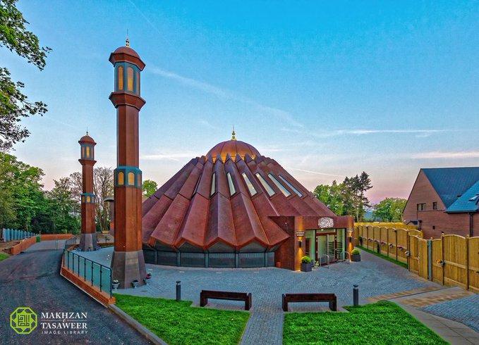 alfazlintl's tweet photo. بعض لوگ، لوگوں میں بیٹھ کر کہہ دیتے ہیں کہ نظام نے یہ فیصلہ کیا فلاں کے حق میں اور میرے خلاف۔ لیکن میں نے صبر کیا لیکن فیصلہ بہرحال غلط تھا۔ میں نے مان تو لیا لیکن فیصلہ غلط تھا۔ تو اس طرح لوگوں میں بیٹھ کر گھماپھرا کر یہ باتیں کرنا بھی صبر نہیں ہے۔ صبر یہ ہے کہ خاموش ہو جاتے اور اپنی فریاد اللہ تعالیٰ کے آگے کرتے۔
(حضرت خلیفۃ المسیح الخامس ایدہ اللہ تعالیٰ بنصرہ العزیز)
https://t.co/mDw2DfbEU3