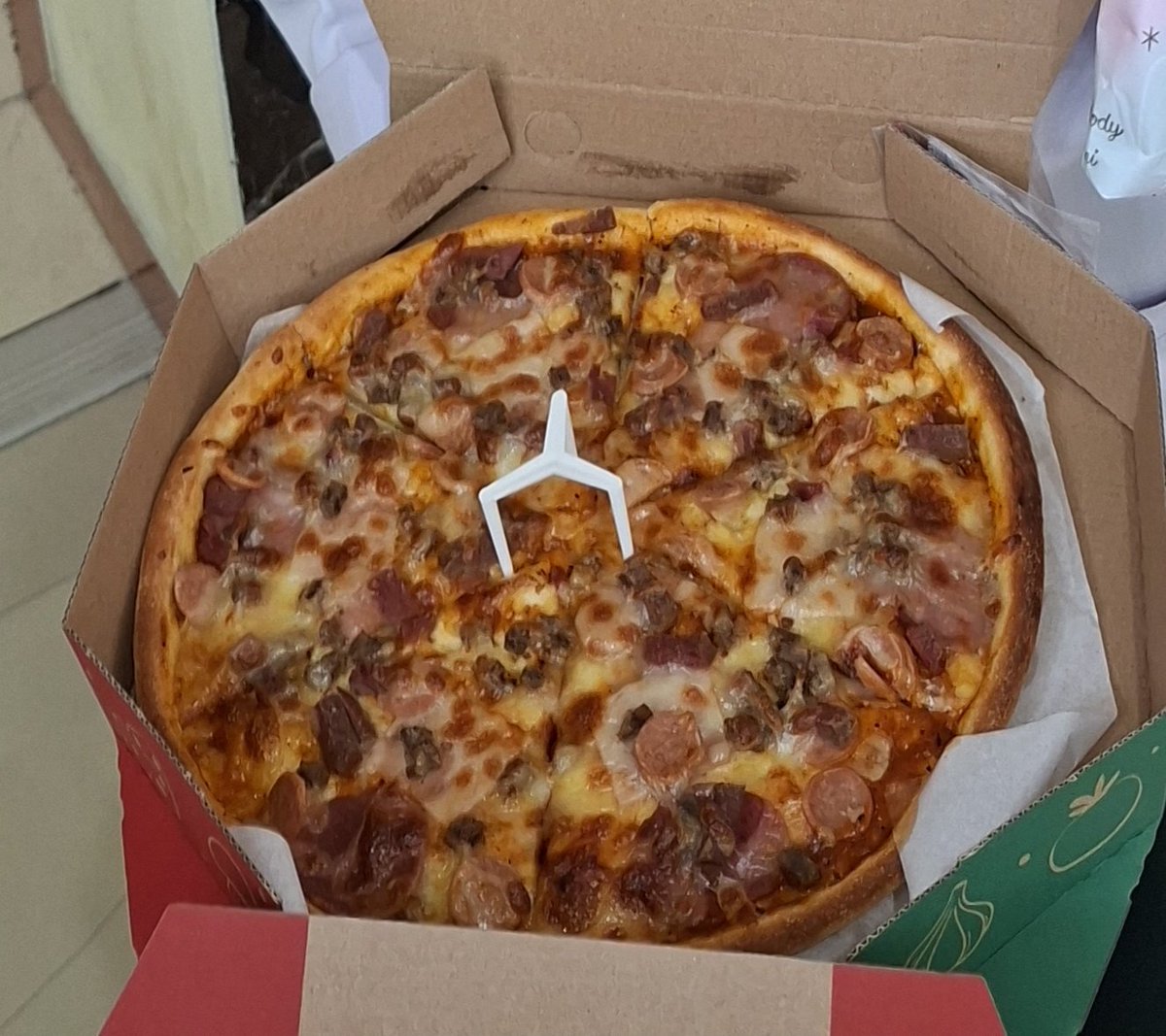 bluebernay's tweet photo. 🚨 MEMANGGIL para pencinta pizza!
siapa sih yang ga suka pizza? menurut aku pizza tuh comfort food banget🫠🍕

lagi bingung makan apa, pengen ngemil rame-rame, atau cuma pengen makan enak tanpa mikir panjang… pizza tuh selalu jadi salah satu opsi, apalagi kalo harganya murah😭✋ https://t.co/tWKml7oNI6