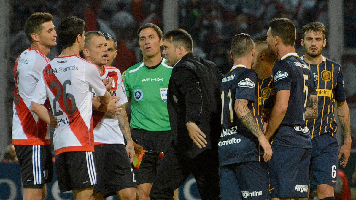 Carc1971_'s tweet photo. Quien iba a pensar que 10 años después ibas a estar en esa misma cancha pero ahora del otro lado, del equipo que te robó esa final. La imagen es la misma pero ahora tu llanto no está justificado https://t.co/THCXNfYznS