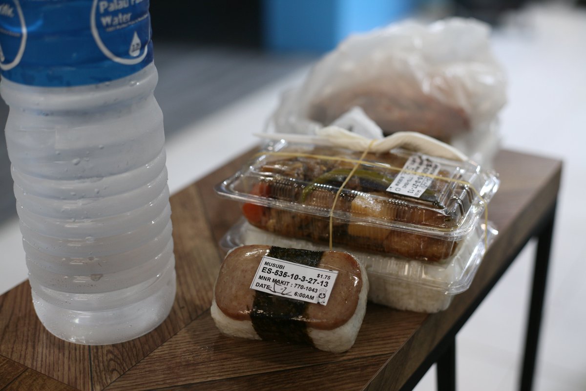 shokunincomde's tweet photo. [Palaus Spam Musubi]

Palau, das ich während der Feiertage besucht habe. „Spam Musubi“, zubereitet mit dem Frühstücksfleisch der Marke Spam, ist dort als lokales Comfort Food überaus beliebt.
https://t.co/Hu39iUvf4p https://t.co/UtbbfXxVtU