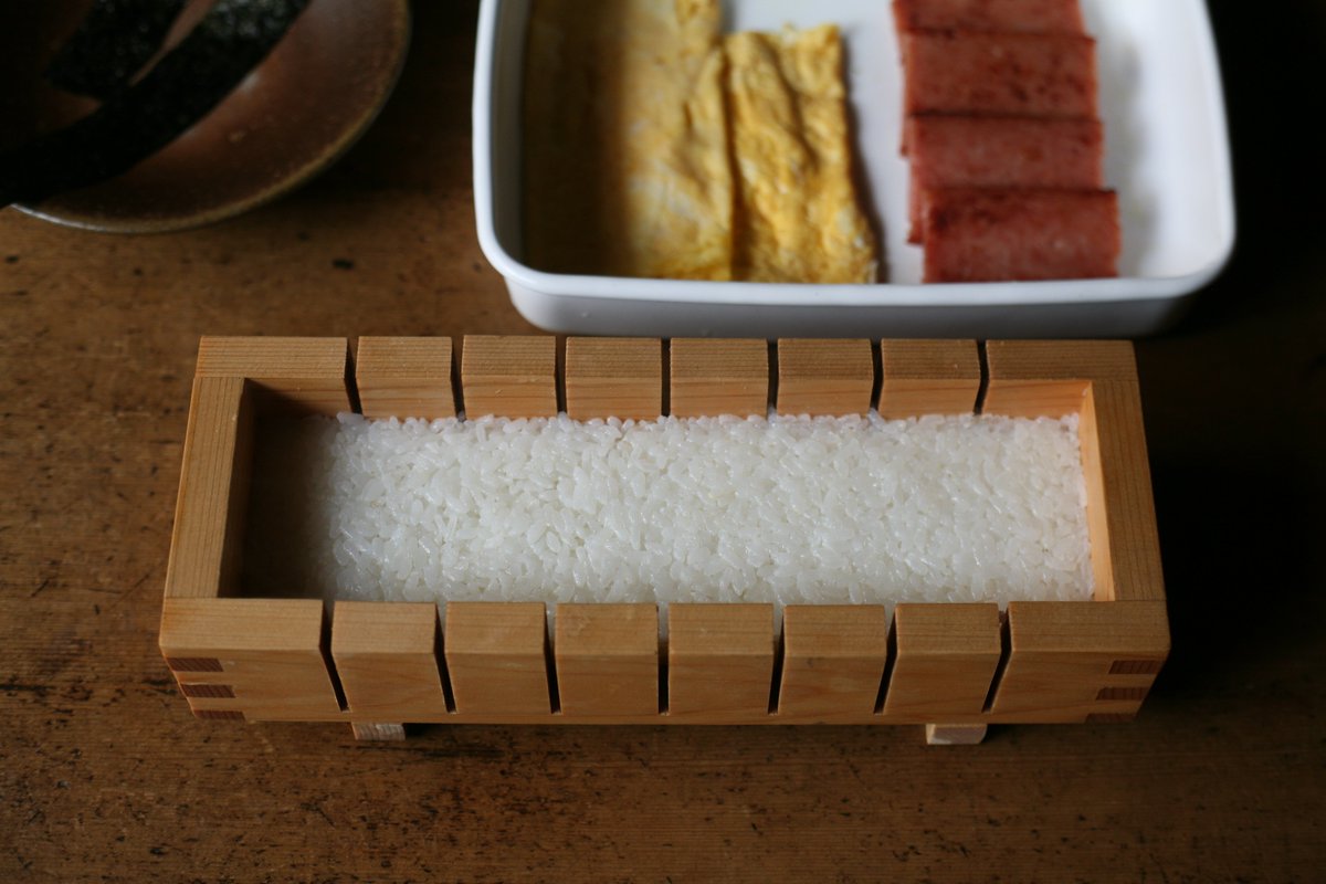 shokunincomde's tweet photo. [Palaus Spam Musubi]

Palau, das ich während der Feiertage besucht habe. „Spam Musubi“, zubereitet mit dem Frühstücksfleisch der Marke Spam, ist dort als lokales Comfort Food überaus beliebt.
https://t.co/Hu39iUvf4p https://t.co/UtbbfXxVtU