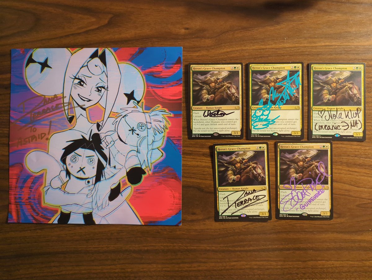 TeaComfy's tweet photo. Momocon was incredible, it was surreal getting to meet so many insanely talented people and everyone was so nice! Got some awesome new additions to the Heron's Grace Champion binder too

@danaterrace @edenriegel @AlexRochonVA @kovox @nolaklop https://t.co/8QjFxokKfl