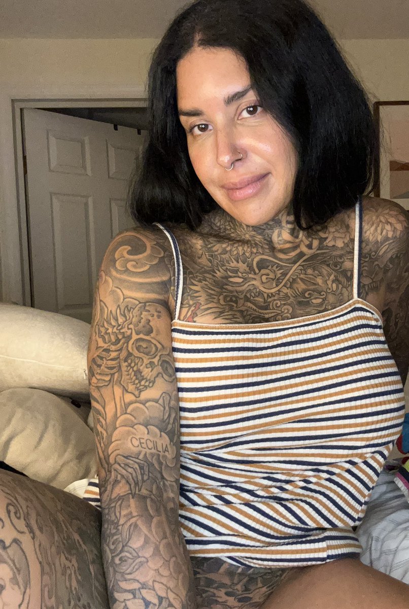 celineshore_'s tweet photo. I love staying in bed when it’s rainy outside. So cozy 🤗🌧️ https://t.co/7m7qkexGeS