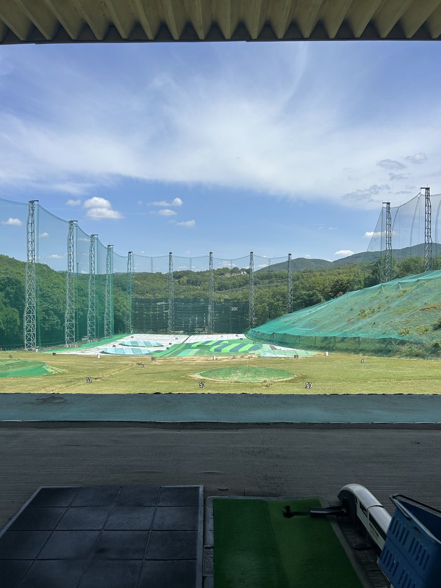 tttensu's tweet photo. バチくそ久しぶりに、ゴルフの練習してる！
久しぶりに身体動かすのは楽しい！
ただ、グローブ忘れたのがショック https://t.co/e1layAkHwc
