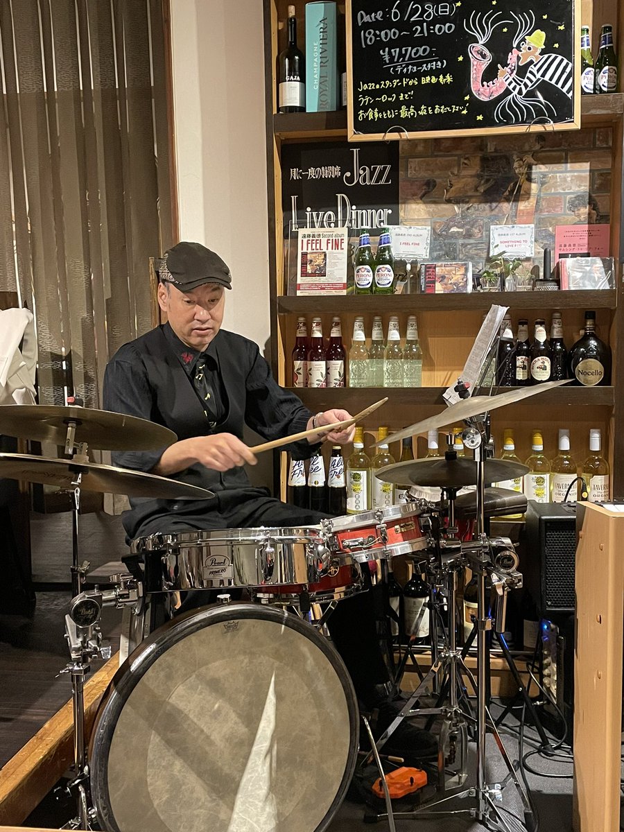 mikotohouse's tweet photo. 昨夜は恒例のMUSIC dinner
遠藤さんの歌声は相変わらず素晴らしく
今回は目の前のテーブルだったので
推しがすぐ目前でやばかったですw
今月は前半にYoung Liveもあったので
ケリーくん達も���テキな音楽を用意してくれました。
来月も楽しみ😊 https://t.co/MMC6aJLlIs