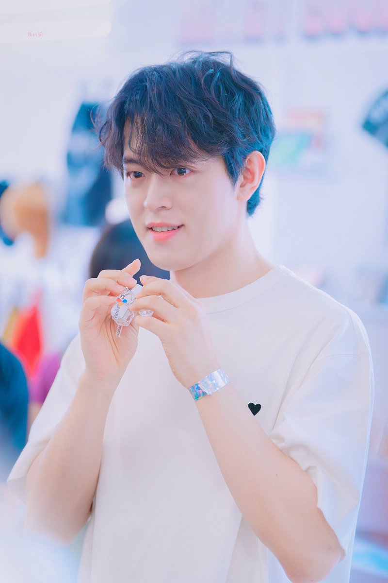 hanginpic's tweet photo. 260524 CJ문화재단 20주년 팝업스토어
변희상 배우님

키캡 만들었어요 ₍ᐢ.ˬ.ᐢ₎ https://t.co/RNtl0c2BI9