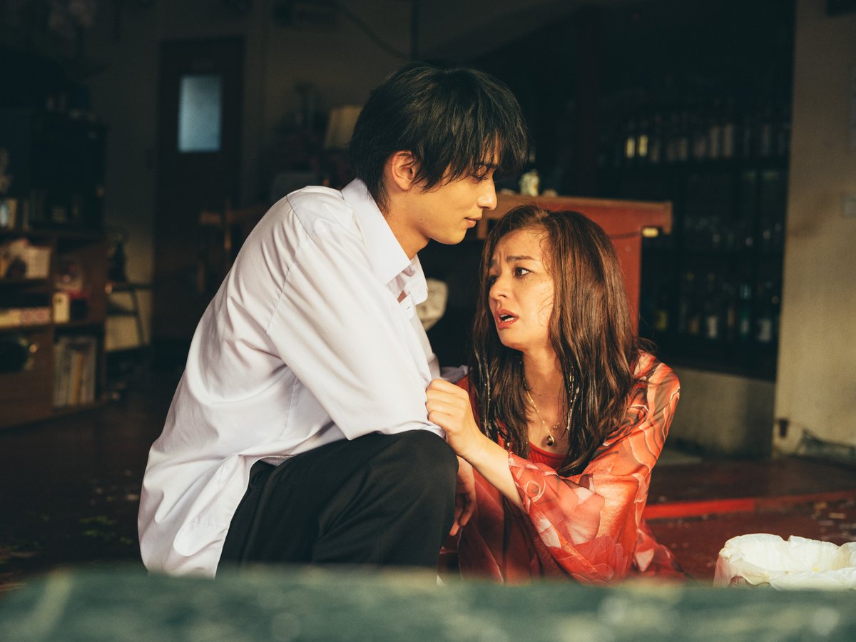 toho_movie's tweet photo. ／
　映画 #汝星のごとく
　新場面写真、解禁！
＼

🎬10月9日(金)公開
#横浜流星×#広瀬すず W主演
映画『汝、星のごとく』

美しい海と空が広がる、瀬戸内のとある島。
島に転校してきた男子高校生・櫂（横浜流星）と、この島で育った暁海（広瀬すず）。
ともに家庭に恵まれず、わだかまりを抱える2人は、互いに唯一の心の支えとなり、恋に落ちる。

夢を掴むために上京する櫂と、家族のために島で働く暁海。
そんな2人に、無情にも突き付けられるいくつもの“岐路”。
15年の大恋愛の末に、2人のくだした決断とは。
「わたしは愛する人のために人生を誤りたい。」

#尾野真千子 #木村佳乃 #石田ゆり子 #長谷川博己
@nanji_movie