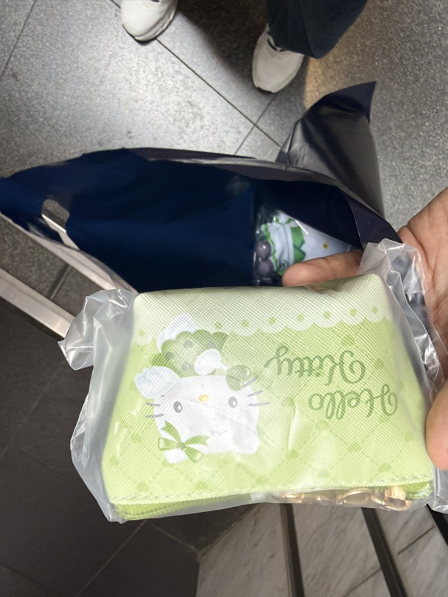 5eEvy9y's tweet photo. 朝から映画見た後に帰ろうとしたら京都駅でキティーちゃんのポップアップイベやってたから寄ってグッズを買った！ https://t.co/RynT6AaM3Q