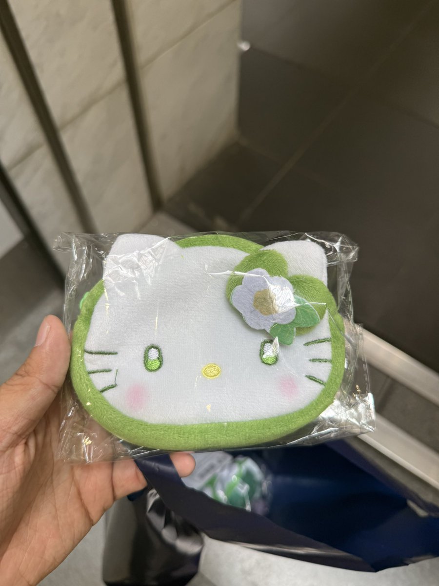 5eEvy9y's tweet photo. 朝から映画見た後に帰ろうとしたら京都駅でキティーちゃんのポップアップイベやってたから寄ってグッズを買った！ https://t.co/RynT6AaM3Q