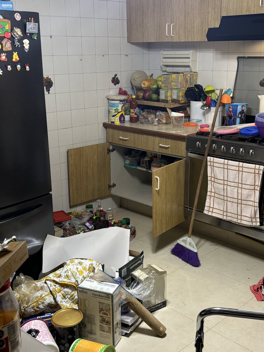 kariiiugalde's tweet photo. mi mamá: q buena idea ponerse a arreglar toda la cocina ahorita ☝️☝️☝️ https://t.co/7ZUAw7fhxS
