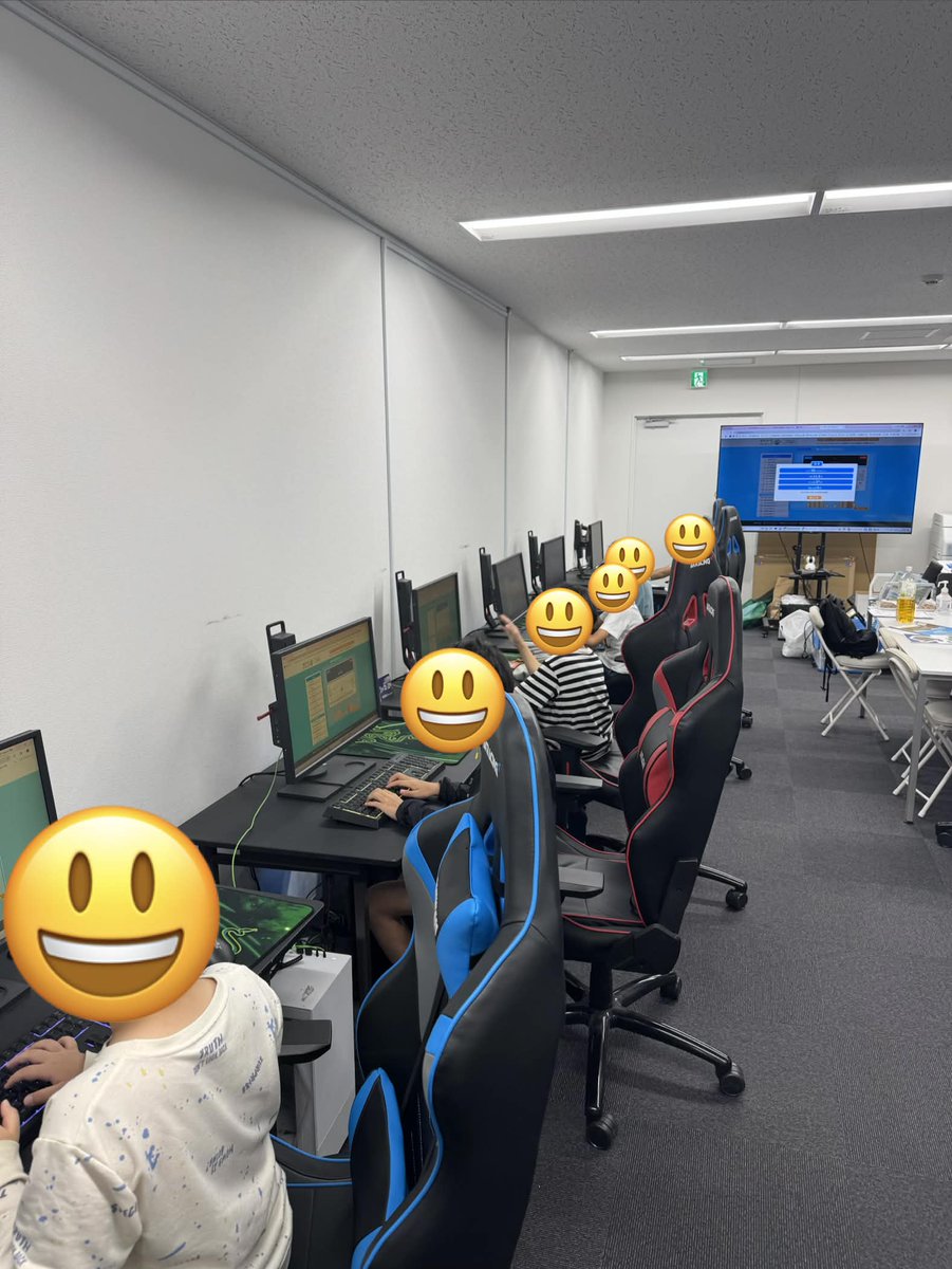 eSportsLab_keio's tweet photo. 【今週の調布教室】フラットな世界に巨大な「ツリーハウス」を作ろう🍃✨

今月から新しくスタートしたテーマは「ツリーハウスを作ろう！」
マイクラの自然を舞台に、木の上の大きなお家や、スリル満点のウォータースライダー、大ジャンプできるトランポリンなどをプログラミングで作っています🪵

一つずつブロックを置くのではなく、プログラムの力で一気に巨大な遊び場を建設！
「どんな仕掛けを作ろうかな？」とワクワクしながら試行錯誤する姿は、すっかり小さな建築家です😊

🍀5月まではお得な入会キャンペーン実施中🍀
👇無料体験のお申し込み・キャンペーン詳細はこちらから👇
[https://t.co/p8yeqO8koD]

#マイクラ #マイクラプログラミング #京王esportsLab #調布 #調布ママ #調布市子育て  #プログラミング教室