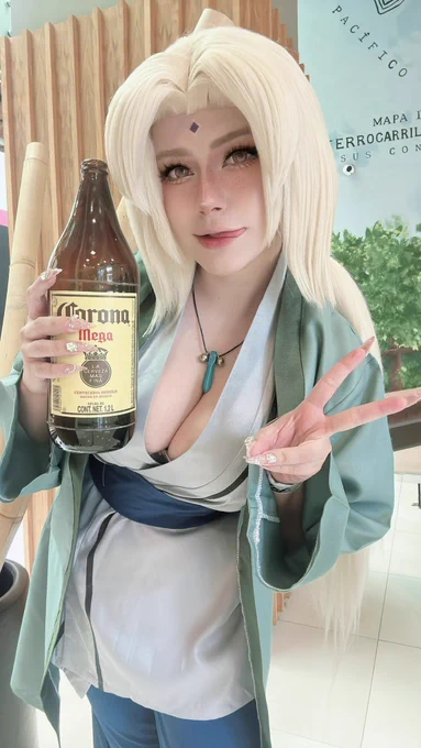 Tsunade Senju Algún día me gustaría re hacer este cosplay con tela mejores y una peluca mas pro Mucha gente si creía que me estaba tomando una caguama en el evento pero yo lo llevaba de prop