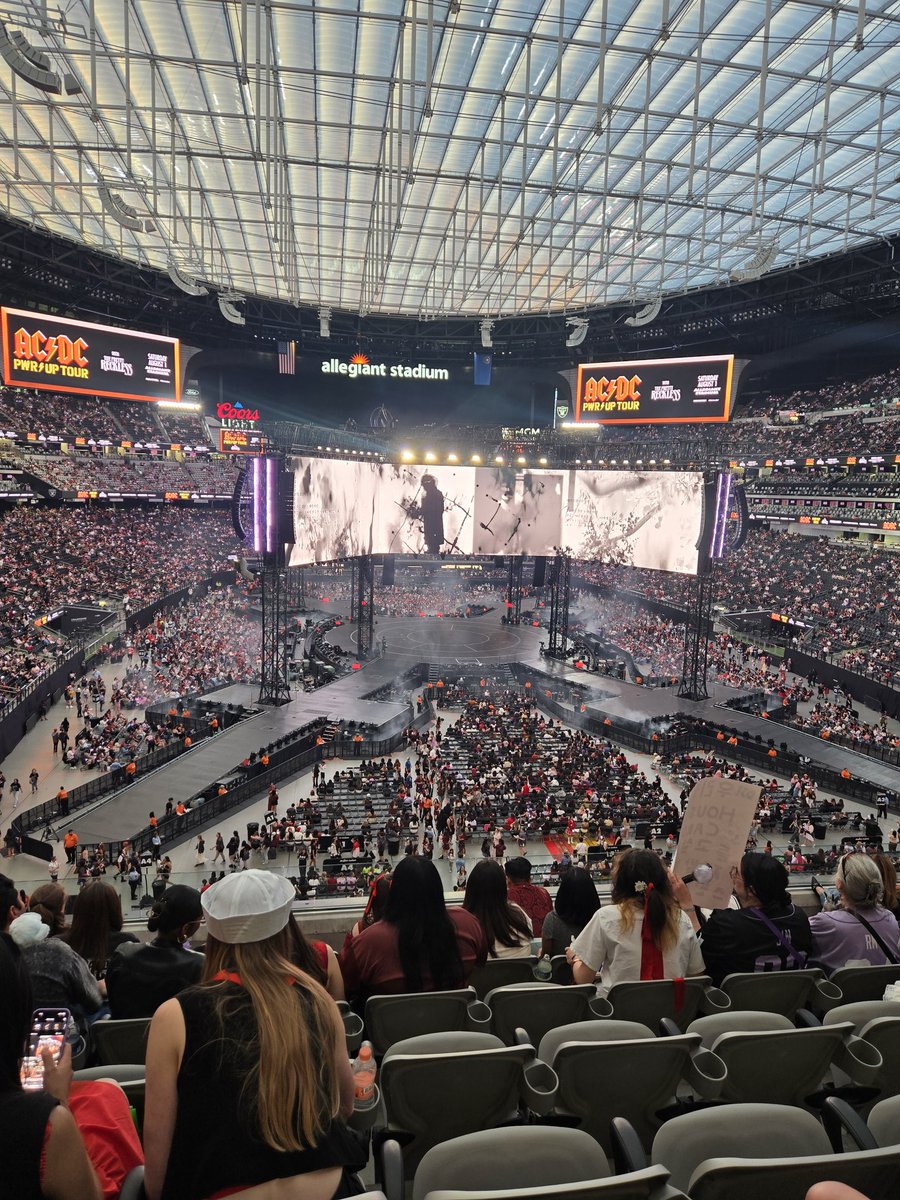 JinIsMyO2AndH2O's tweet photo. My view for today😍 https://t.co/e8TaM2M42R