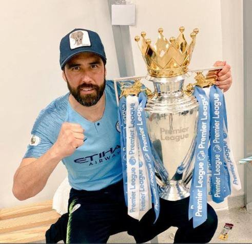PLShitposting's tweet photo. Chile:
Claudio Bravo (2)
David Pizarro (1) https://t.co/itYW6jKtxw