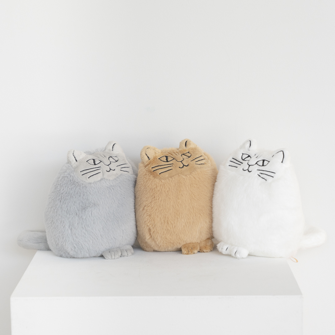 LisaLarson_JP's tweet photo. 【いちばんおおきな、Mサイズ】

抱きしめられるリサのネコ代表「しろのソルト」「ぐれーのペッパー」「ちゃいろのシナモン」に、待望のサイズ違いが仲間入りしました！

今回初登場となるMサイズは、お部屋で思いきり抱きしめられる、全長約19cmのいちばん大きなサイズ。

https://t.co/p8zu6WYGaD https://t.co/cv3ZHOtcui