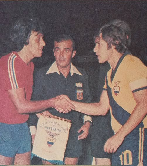 AntonioUbilla1's tweet photo. Elías Ricardo Figueroa, Angel Luis Liciardi antes de un Ecuador vs Chile en 1977.    En el banderín que recibe el gran zaguero chileno se lee : "Asociación Ecuatoriana de Fútbol ",  aún no tenía vida la Federación Ecuatoriana de Fútbol, sin embargo se confunden y celebran como fecha de fundación la del 25 mayo 1925 que es la fecha de fundación de Federación Deportiva Nacional del Ecuador FEDENADOR