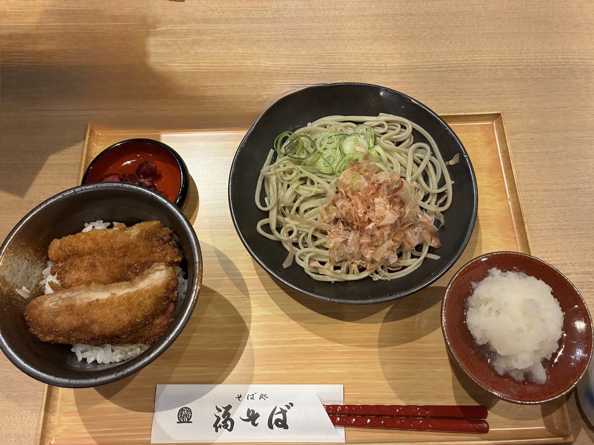 lanning849846's tweet photo. 昨日は大野名水ハーフマラソン🏃‍♀️
最近はジョグばかりロング無し練習不足でタイムより走りきれるのか心配でした
前日謎の一睡もできず😭
一緒のお部屋の2人は寝てる🥹
一人悶々と泣きそうになりながらスマホで検索ばかりしてました(2枚目の📷履歴🤣)
前半特にしんどくてDNFしよかと本気で悩みました😣 https://t.co/JdOf8BHR4c