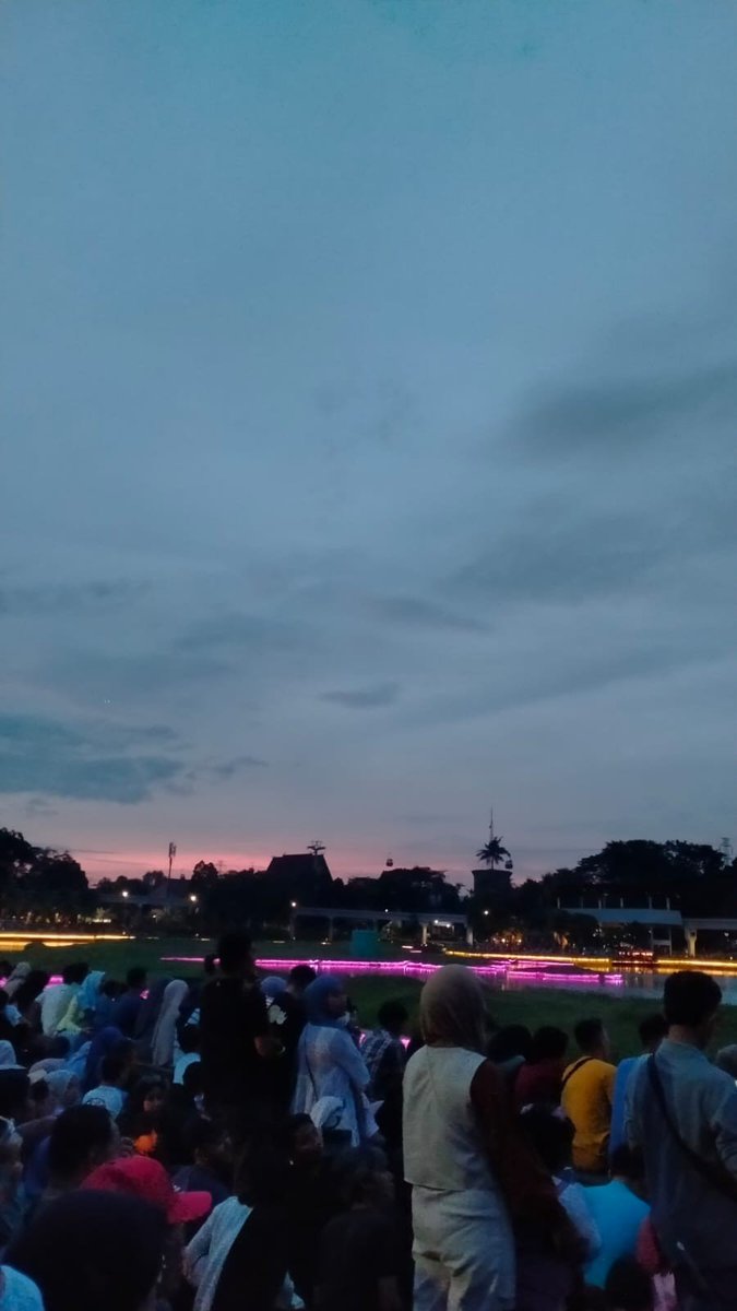 AniSundarii's tweet photo. @samsungID Denger musik jadi makin dapet feelnya sambil nungguin pertunjukan air mancur di taman mini #NyatanyaBerbungaBunga #RealSoundExperience #HearLikeItsReal #GalaxyBuds4Series @SamsungID https://t.co/eJv0evvY3I