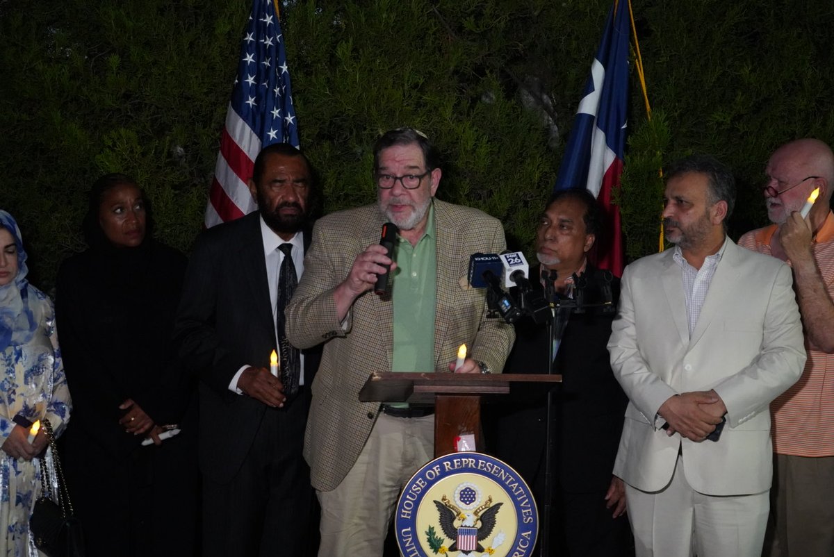 RepAlGreen's tweet photo. Tonight, Rep. Al Green joined faith and community leaders in remembrance of the lives lost at the Islamic Center of San Diego. We thank the many faith communities who came together in solidarity, proving that love, unity, and respect are stronger than hate and violence. https://t.co/yZu4y4GiNd