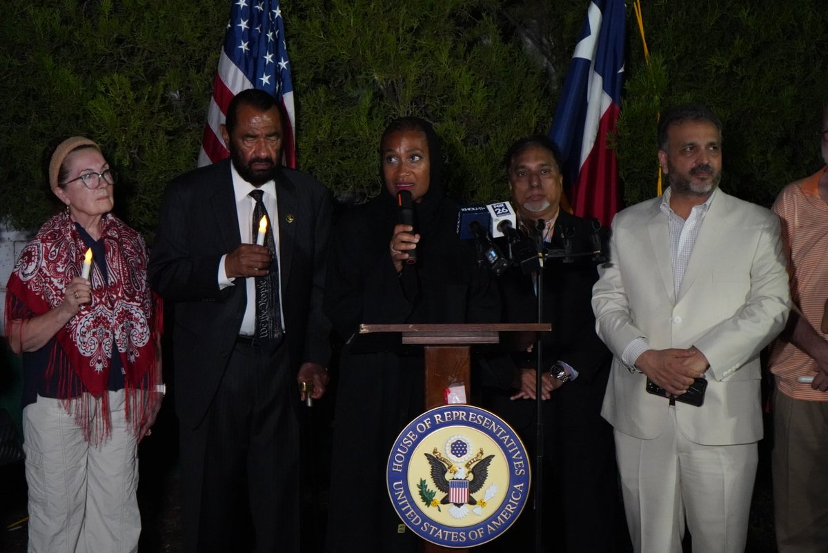 RepAlGreen's tweet photo. Tonight, Rep. Al Green joined faith and community leaders in remembrance of the lives lost at the Islamic Center of San Diego. We thank the many faith communities who came together in solidarity, proving that love, unity, and respect are stronger than hate and violence. https://t.co/yZu4y4GiNd