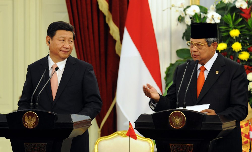LambeSahamjja's tweet photo. Guys, ada satu era dalam sejarah Indonesia modern yang menurut gue paling sering disalahpahami baik oleh yang terlalu memujinya maupun yang terlalu meremehkannya.

Era Susilo Bambang Yudhoyono. 
2004-2014. 
Sepuluh tahun.

Dan kalau mau jujur tentang apa yang terjadi di era itu jawabannya tidak sederhana. 
Tapi ada satu hal yang sulit dibantah: 
Indonesia melewati dua krisis global di era itu dan tetap tumbuh positif. 
Dua kali.
Tidak banyak negara yang bisa bilang itu.

Mulai dari konteksnya dulu:
SBY naik ke kekuasaan di 2004 ketika Indonesia belum benar-benar pulih dari trauma 1998. 
Ekonomi memang mulai bergerak, tapi kepercayaan publik terhadap institusi masih rapuh. 

Harga kebutuhan pokok fluktuatif. 
Lapangan kerja terbatas. 
Dan rakyat masih trauma dengan ingatan antrean panjang di depan bank yang hampir bangkrut.

Dan dalam kondisi seperti itu dua bulan setelah dilantik tsunami Aceh menghantam.

26 Desember 2004. 
Ratusan ribu jiwa hilang. 
Ujung barat Sumatera rata dengan tanah. 
Dan seorang presiden baru yang belum genap 100 hari menjabat harus menghadapi bencana terbesar dalam sejarah Indonesia modern.

Dan ini yang paling mencirikan gaya kepemimpinan SBY:
Dia tidak rapat di Jakarta. 
Dia terbang ke Aceh. 
Menyusuri reruntuhan. 
Memegang tangan korban yang kehilangan segalanya. 
Dan menahan air mata di depan kamera dunia.

Lalu dalam hitungan hari dia membentuk BRR, Badan Rehabilitasi dan Rekonstruksi Aceh Nias. 
Membuka pintu selebar-lebarnya bagi bantuan internasional. 
Lebih dari 50 negara datang. 
Dan seluruh proses ditangani secara terbuka dan transparan.

Hasilnya: penanganan tsunami Aceh disebut oleh banyak lembaga internasional sebagai salah satu respons terbaik terhadap bencana kemanusiaan dalam sejarah.

Dan yang tidak pernah direncanakan siapapun: 
dari reruntuhan Aceh, lahir perdamaian dengan GAM yang sudah berkonflik lebih dari 30 tahun.
 Perjanjian Helsinki ditandatangani setahun setelah tsunami.

Bencana yang harusnya memperlemah pemerintahan baru justru menjadi momentum perdamaian bersejarah.

Dan ini kebijakan yang paling tidak populer tapi paling benar:
SBY tahu bahwa anggaran negara sedang digerus habis oleh subsidi energi. 

Harga minyak dunia sedang tinggi. 
Dan kalau tidak ada perubahan tidak akan ada uang untuk membangun sekolah, irigasi, jalan, atau rumah sakit.

Dia memilih langkah yang tidak populer: 
mereformasi subsidi BBM.

Protes meledak. 
Demonstrasi di mana-mana. 
Tapi SBY tetap di jalurnya. 
Dan uang yang dihemat dari reformasi subsidi dialihkan ke program-program yang lebih tepat sasaran.

Dan untuk memastikan keputusan-keputusan ini diambil dengan dasar yang kuat dia memanggil ekonom terbaik yang ada. Sri Mulyani. Boediono.

Ini bukan gaya populis yang mengandalkan tepuk tangan. Ini gaya teknokrat yang mengandalkan data.

Dan ini yang paling relevan dengan kondisi Indonesia sekarang:
Krisis keuangan global meledak dari Wall Street. Lehman Brothers bangkrut. 
Pasar saham global anjlok. 
Negara-negara maju kocar-kacir menyelamatkan perbankan mereka.

Semua orang mengira ini adalah 1998 jilid dua untuk Indonesia.

Yang terjadi: 
Indonesia tetap tumbuh 4,6%. 
Di saat banyak negara mengalami pertumbuhan negatif Indonesia tumbuh positif. 
Untuk kedua kalinya dalam sepuluh tahun, Indonesia melewati krisis global tanpa jatuh.

Caranya: 
stimulus fiskal yang langsung menyasar sektor produktif. 
BLT untuk memastikan konsumsi masyarakat kecil tidak rontok. 

Bank Indonesia di bawah Boediono menjaga kurs rupiah tanpa drama besar. 
Cadangan devisa dijaga. 
Suku bunga diatur agar tidak menyulitkan dunia usaha.

Dan semua itu dilakukan tanpa kegaduhan. 
Tanpa pidato bombastis.
Tanpa menyalahkan pihak asing. 
Tanpa mengubah definisi "stabil" agar kondisi buruk terlihat baik.

Dan ini yang paling sering dilupakan orang soal era SBY:
Dia adalah presiden yang menaikkan gaji guru secara signifikan untuk pertama kali dalam sejarah modern Indonesia.

Tahun 2004 gaji guru PNS sekitar Rp1 sampai Rp1,5 juta per bulan. 
Dalam lima tahun pertama naik dua kali lipat. 
Ditambah tunjangan sertifikasi yang nilainya setara satu kali gaji pokok.

Guru yang sebelumnya harus kerja sampingan sebagai petani atau penjual kelontong untuk bertahan hidup akhirnya bisa fokus penuh di ruang kelas. Bisa membeli rumah.
Bisa menyekolahkan anaknya ke jenjang yang lebih tinggi.

Dan bukan hanya gaji.
 Dana BOS diluncurkan dana langsung ke sekolah sehingga sekolah tidak lagi membebankan biaya operasional ke siswa. Ratusan ribu anak dari keluarga sederhana bisa tetap bersekolah karena program ini.

Jamkesmas diluncurkan layanan kesehatan gratis bagi keluarga miskin. Yang kemudian menjadi cikal bakal BPJS.

PNPM Mandiri dana langsung ke desa dengan masyarakat yang menentukan sendiri untuk apa dipakai. Bukan top-down dari Jakarta. Tapi bottom-up dari warga.

Ini bukan program populis yang dibuat untuk dipamerkan. 
Ini program yang dirancang untuk benar-benar sampai ke yang membutuhkan.

Dan ini kontras yang paling tajam dengan kondisi sekarang:

Di era SBY — ketika krisis global melanda pemerintah jujur kepada rakyat. 
Tidak ada pejabat yang menyebut media internasional "bego". Tidak ada yang mengatakan "orang desa tidak pakai dolar" sebagai respons terhadap pelemahan mata uang. 
Tidak ada yang mengganti definisi "stabilitas" agar angka buruk terlihat baik.

Yang ada: 
Sri Mulyani berdiri di depan forum G20 dan menjelaskan kondisi ekonomi Indonesia apa adanya. Boediono mengelola kebijakan moneter dengan kalkulasi yang bisa diverifikasi.

 Dan SBY menghadapi forum internasional dengan kepala tegak karena datanya mendukung klaimnya.

"Komunitas yang baik tidak dibangun dengan bombastis. Tapi dengan kepercayaan yang dibangun pelan-pelan dari konsistensi."

Dan ini kritik yang fair karena SBY bukan tanpa cela:
Reformasi birokrasi berjalan lambat. 
Terlalu lambat. 
Mesin pemerintahan terasa berat dan bergerak sangat lamban. 
Beberapa keputusan penting tertunda terlalu lama karena SBY terlalu panjang pertimbangannya. 

Reformasi hukum tidak secepat yang diharapkan. Dan beberapa orang di sekelilingnya tersandung kasus hukum menciptakan kesan bahwa dia terlalu lunak kepada lingkaran dalamnya.

Ini adalah kelemahan yang nyata. Bukan untuk dibela tapi untuk dipahami secara jujur.

Tapi ini yang paling tidak bisa dibantah:
Ketika SBY turun dari kursi presiden di 2014 Indonesia tidak sedang dalam kekacauan. Ekonominya tumbuh. 

Konflik politik tidak meledak. 
Rating utang negara meningkat dari BB- menjadi investment grade untuk pertama kali dalam sejarah artinya dunia keuangan internasional akhirnya mempercayai Indonesia sebagai tempat yang layak untuk investasi jangka panjang.

Indonesia masuk G20 dan duduk sejajar dengan negara-negara ekonomi terbesar dunia. Satu-satunya dari Asia Tenggara.

Benedikt Anderson ilmuwan terkenal dari Amerika — bertanya kepada mahasiswa Indonesia tahun 1999: siapa pahlawan nasional masa kini?

Mereka menjawab Iwan Fals. 
Tapi kalau ditanya siapa pemimpin yang paling stabil dalam sejarah reformasi Indonesia banyak ekonom akan menjawab SBY.