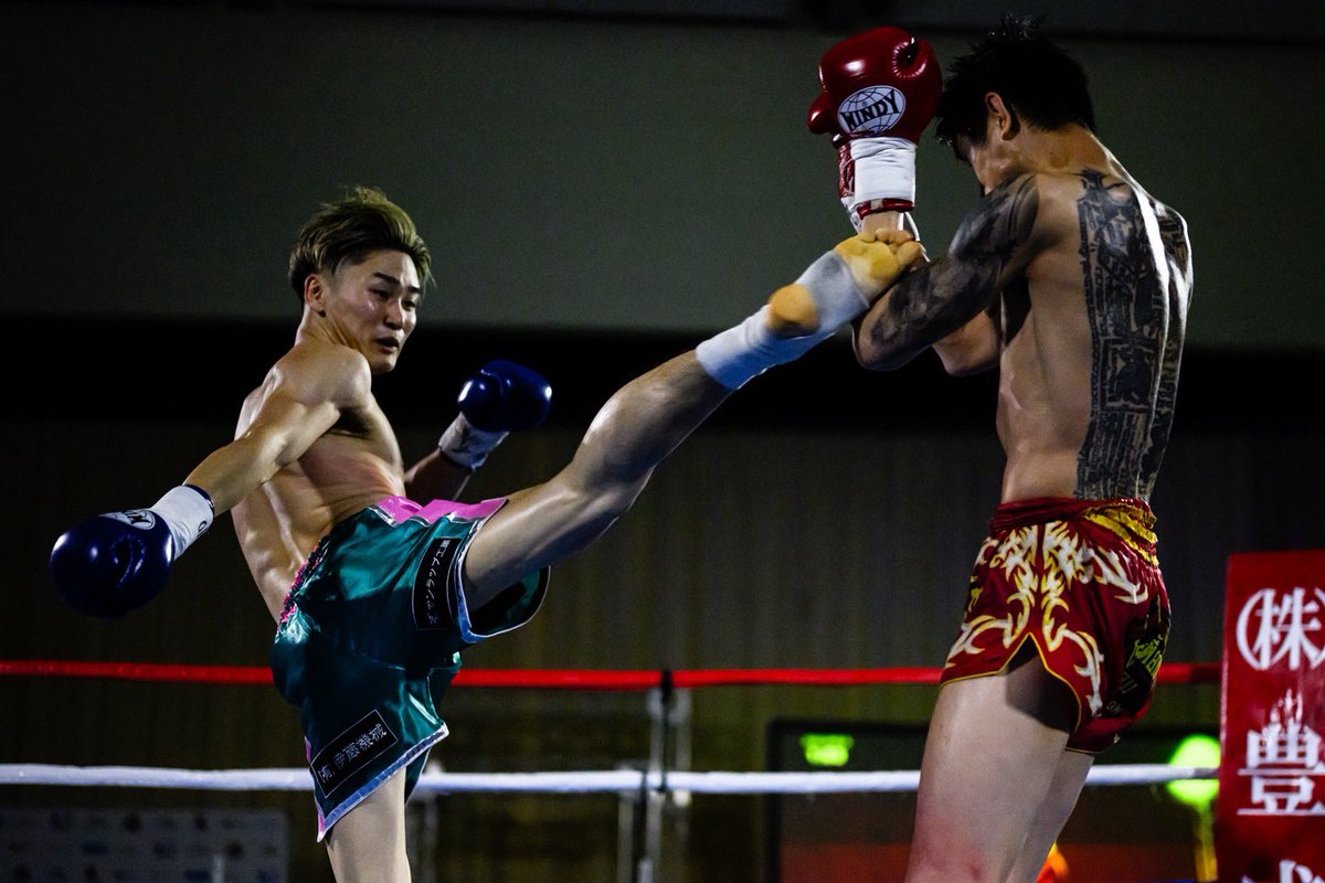 japankickboxing's tweet photo. Road to KING４
市原臨海体育館
日泰国際戦フェザー級3分3R
◯🟥 #カターテープ・イチハラジム （市原ジム🇹🇭）
判定３-０（30-28  30-29  30-29）
X 🟦 #樹（治政館ジム🇯🇵）@ITSUKIkick1012 

※無断転載や引用は固く禁じます。
写真の購入・撮影依頼はDM又はメールにてお願い致します。 https://t.co/fdGHkAWh6f