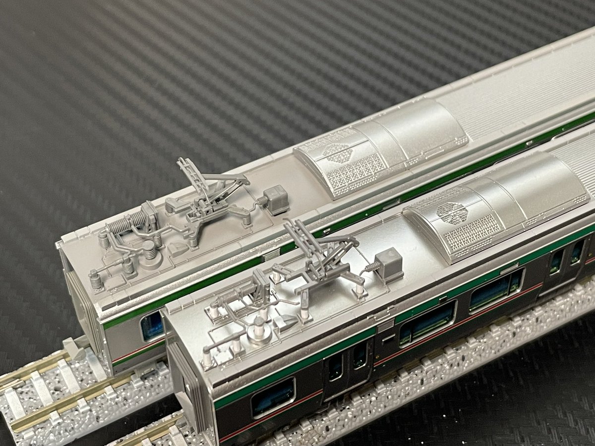 KATOのE721系0番台、パンタは実車がPS109のところ、789系1000番台のN-PS789の流用。 台枠の形が全然違うのよね ...