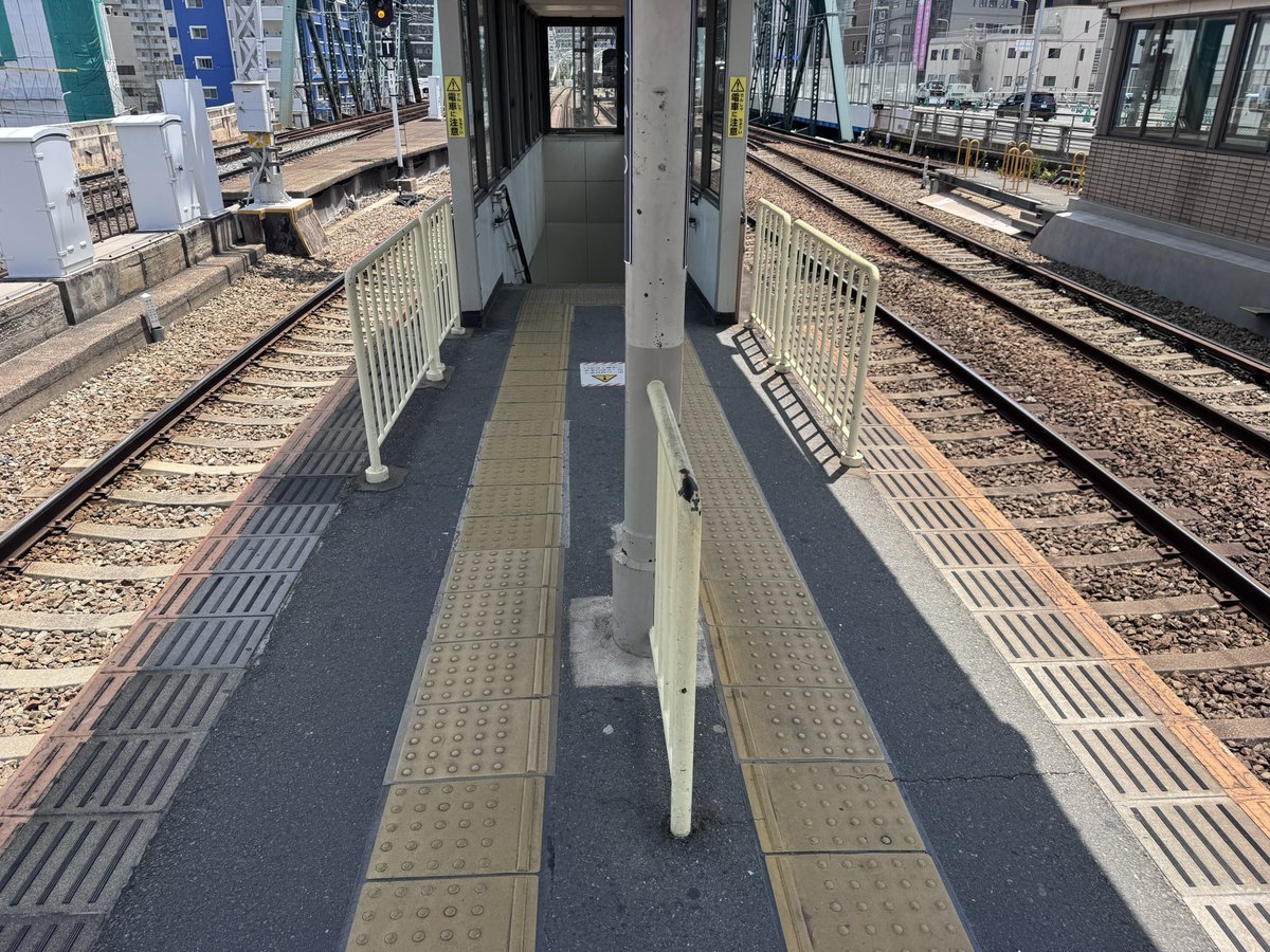 黄色い点字ブロックの内側にお下がりください