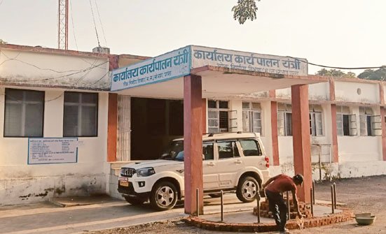 RadarNews4's tweet photo. PWD का एक्शन: लापरवाह ठेकेदारों पर गिरी गाज, बैंक गारंटी जब्त से लेकर ब्लैकलिस्ट तक कार्रवाई*

समयसीमा में गुणवत्तापूर्ण कार्य सुनिश्चित कराने कार्यपालन यंत्री ने की सख्ती

https://t.co/oKyvyxkFfq https://t.co/qBq7G7JFSt