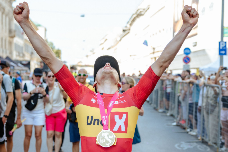 cyclingtime's tweet photo. ジロ・デ・イタリア2026第15st：異例の裁定！抗議により」タイム計測は残り5㎞地点を採用、逃げ切りスプリント勝負を制したのはUno-Xモビリティのドヴァーシュネス！（ダイジェスト動画あり）
https://t.co/8FypTw3hm1 https://t.co/71KzJ28KSk