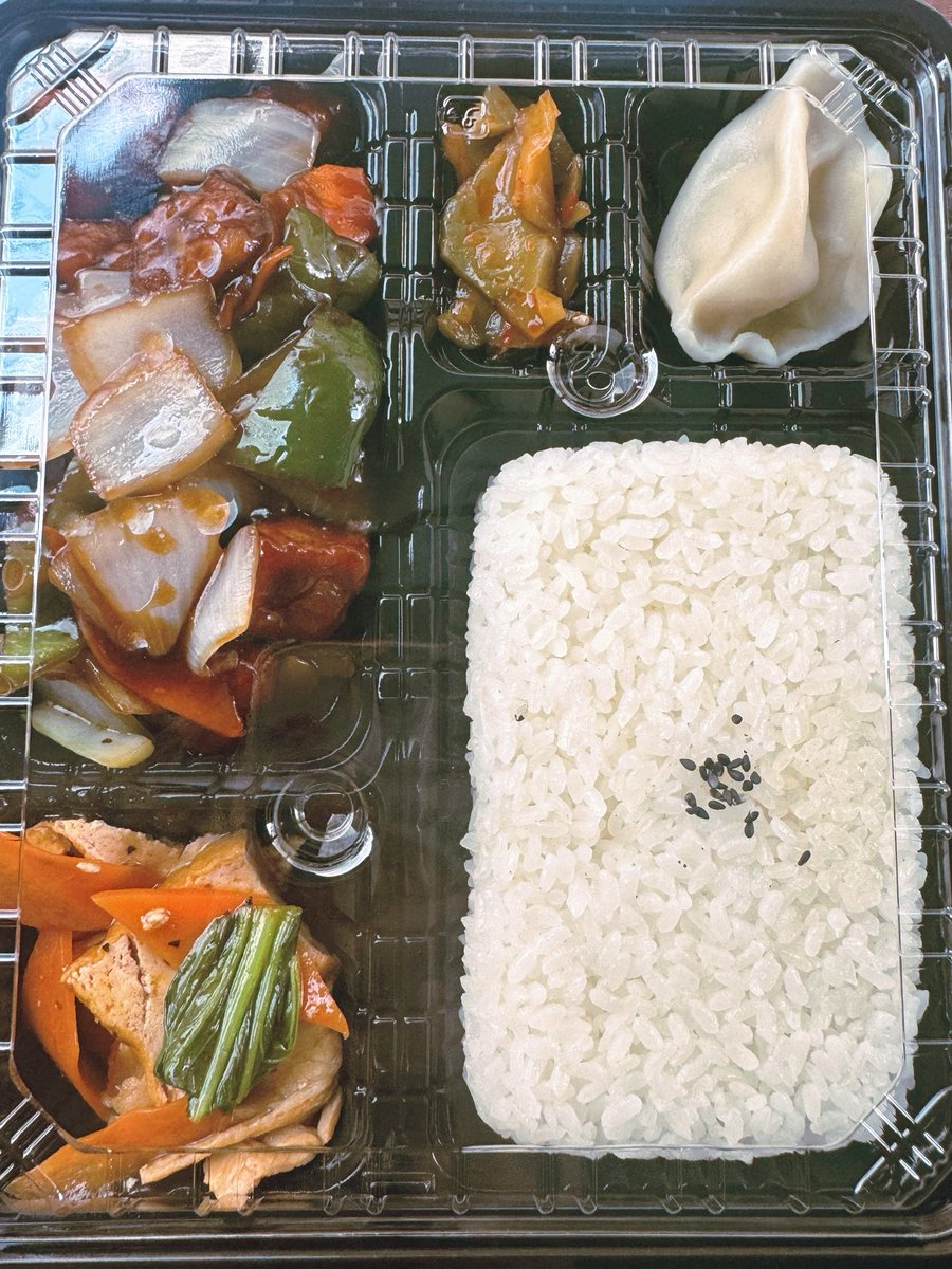 kaenginnza's tweet photo. 📋 本日の日替わり弁当：
・五目焼きそば
・黒酢酢豚
・豚肉の辛味酸っぱい炒め（魚香肉絲）
・エビとキクラゲの玉子炒め
など11品
お��ぎの時もサクッと買えてボリューム満点！
夏季限定の 「冷やし中華」 や 「冷やし坦々麺」 も店内で絶賛販売中です🍜❄️

#銀座ランチ部 #手作り弁当 #華宴 https://t.co/ciwkHfWEpa